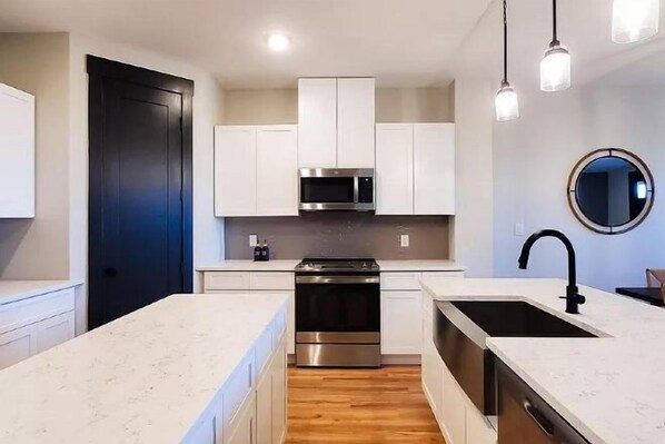 Private kitchen - Loop, New Luxurious Large 3BR, Sleeps 9 + Parking (Collin County)