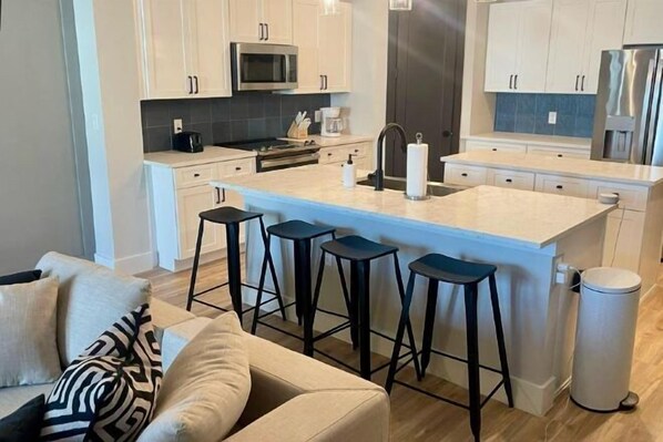 Interior - Loop, New Luxurious Large 3BR, Sleeps 9 + Parking (Collin County)