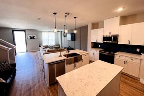 Unclassified image, 5 of 23, button - Loop, New Luxurious Large 3BR, Sleeps 9 + Parking (Collin County)