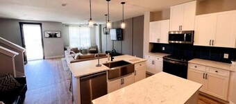 Loop, New Luxurious Large 3BR, Sleeps 9 + Parking
