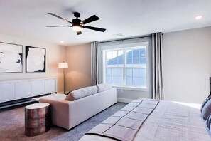 Room - Loop, New Luxurious Large 3BR, Sleeps 9 + Parking (Collin County)