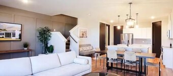 Loop, New Luxurious Large 3BR, Sleeps 9 + Parking