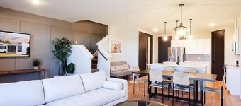 Loop, New Luxurious Large 3BR, Sleeps 9 + Parking