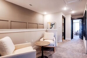Lobby - Loop, New Luxurious Large 3BR, Sleeps 9 + Parking (Collin County)