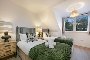 2 bedrooms, desk, iron/ironing board, WiFi