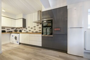 Réfrigérateur, micro-ondes, four, cafetière/bouilloire