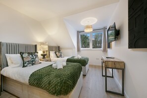 Bureau, fer et planche à repasser, Wi-Fi, draps fournis