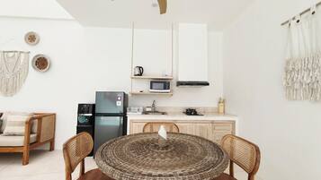 Biệt thự Cao cấp, 2 phòng ngủ, ban công, quang cảnh hồ bơi | Bếp nhỏ riêng