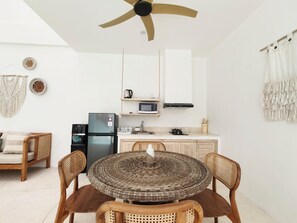 Biệt thự Cao cấp, 2 phòng ngủ, ban công, quang cảnh hồ bơi | Bếp nhỏ riêng