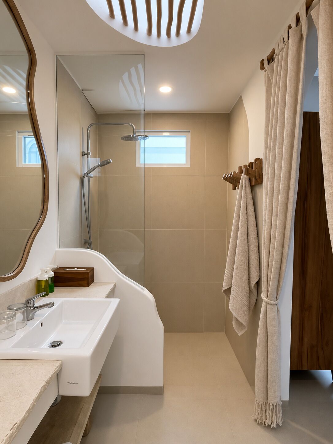 Ein modernes Badezimmer mit einer freistehenden Badewanne, einer begehbaren Glasdusche und einem großen Spiegel.