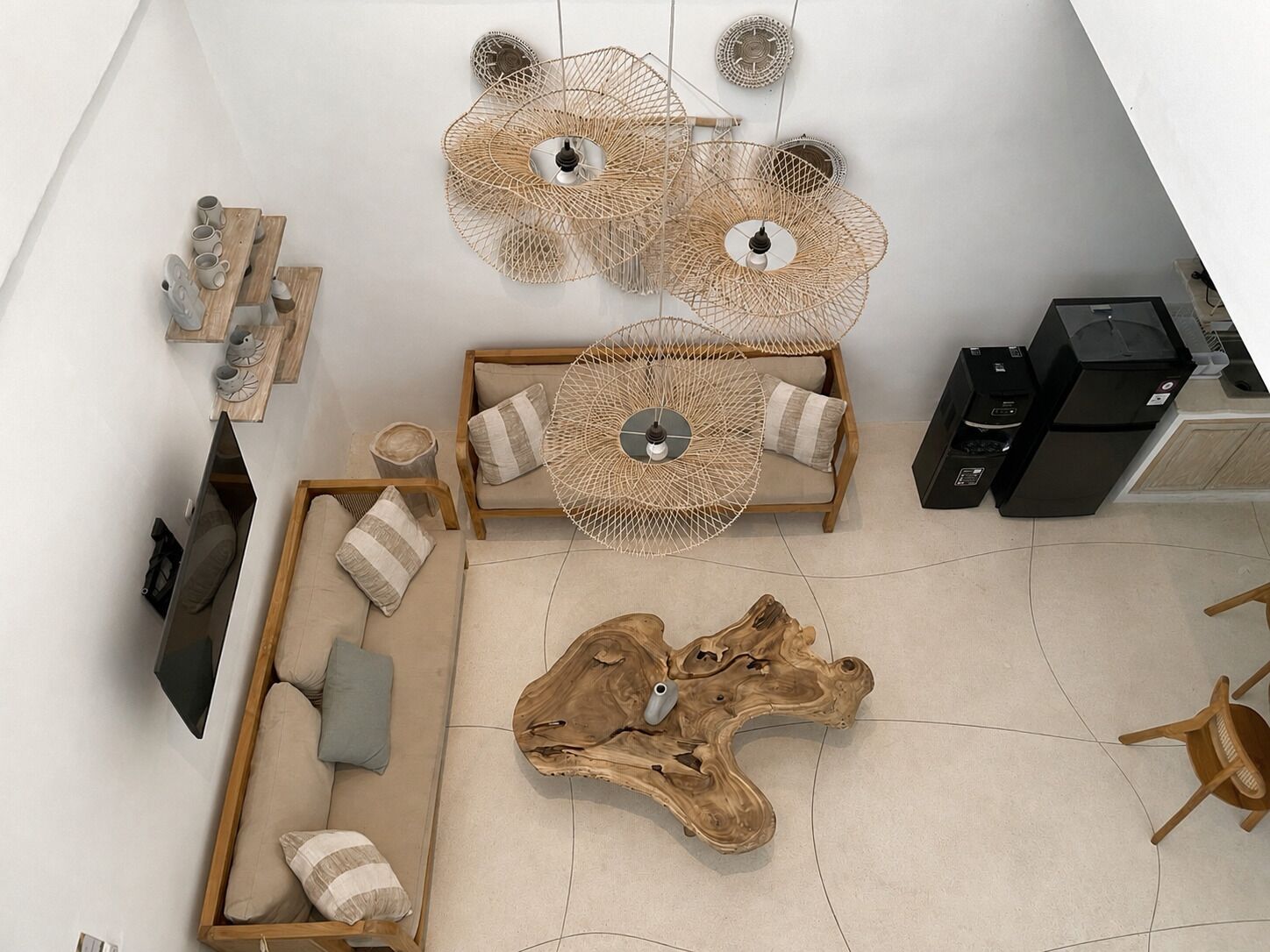 Ein modernes Wohnzimmer mit einer Couch, einem Couchtisch und Wandkunst.