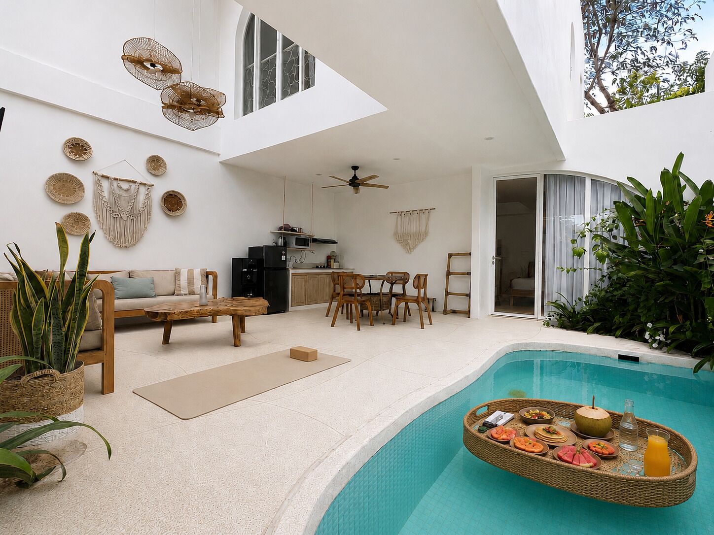 Un intérieur moderne avec une piscine, un coin repas, une cuisine et un balcon agrémenté de plantes.