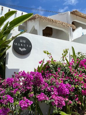 A building with a sign that reads 'MAKUYA' and a thatched roof. - Villa Makuya (Ungasan)
