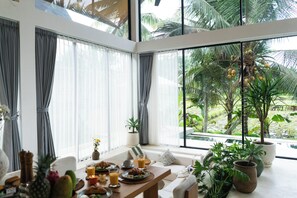 豪華別墅, 庭院, 泳池景觀 | 起居區