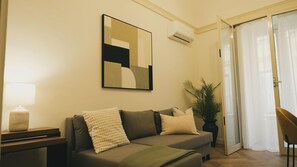 Living area - Elegant Apartment in the Historic Center of Catania, view of Piazza Stesicoro (Catania)