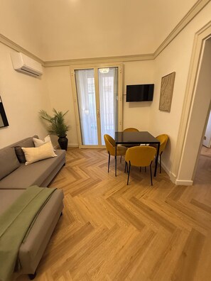 Living area - Elegant Apartment in the Historic Center of Catania, view of Piazza Stesicoro (Catania)