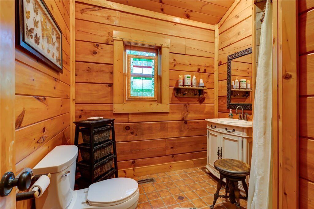 Dusj, hårføner, håndklær og såpe