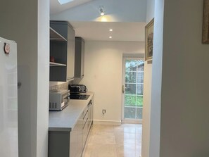 Fridge, microwave, oven, stovetop - Wimbledon Tennis House (London)