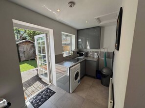 Fridge, microwave, oven, stovetop - Wimbledon Tennis House (London)