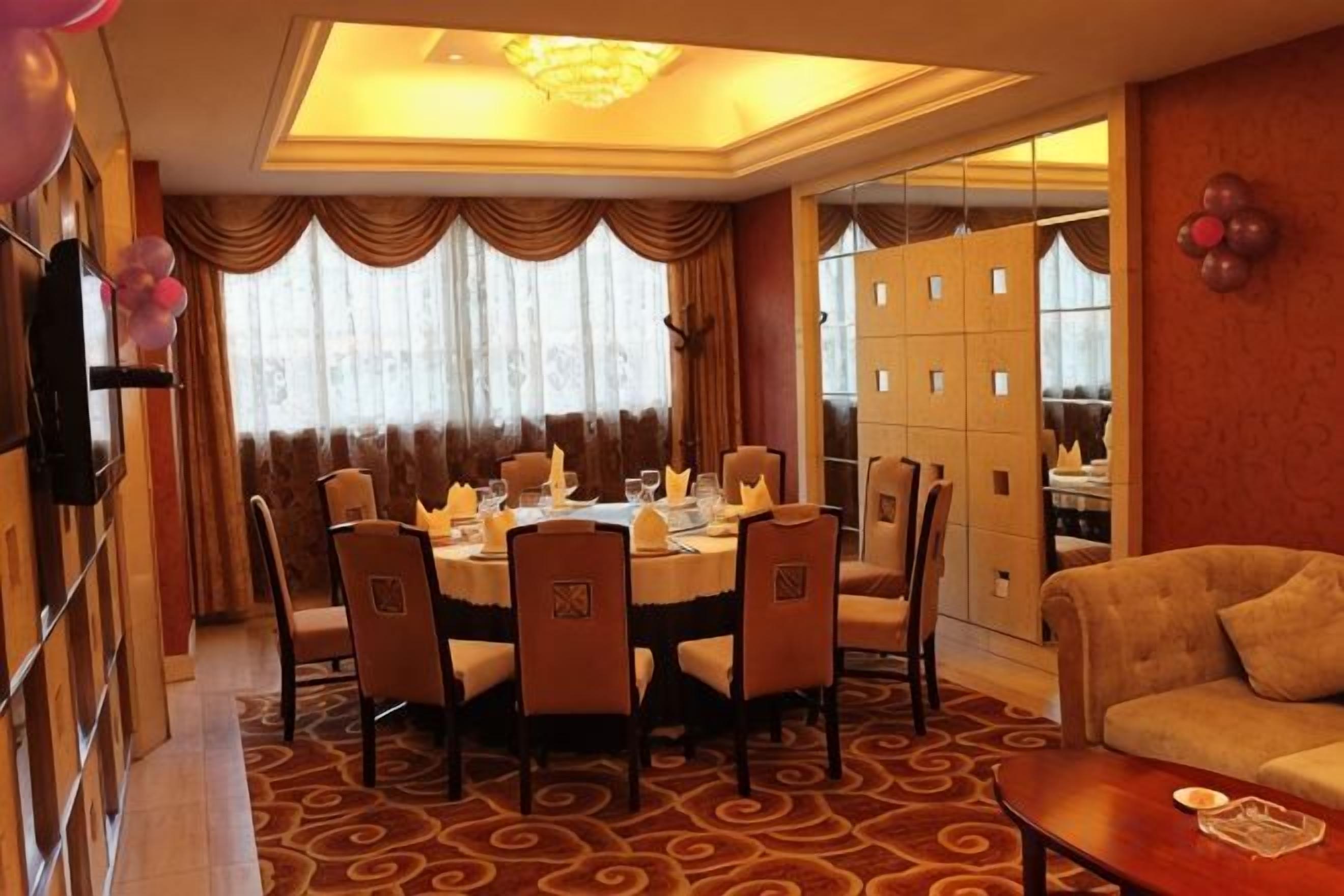 Un comedor con una mesa redonda dispuesta para seis personas, rodeada de sillas.