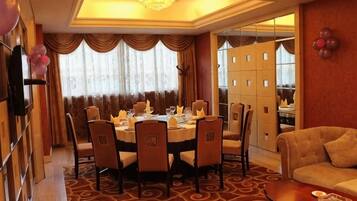 Un comedor con una mesa redonda dispuesta para seis personas, rodeada de sillas.