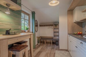 Kylskåp, spishäll och grytor/köksredskap