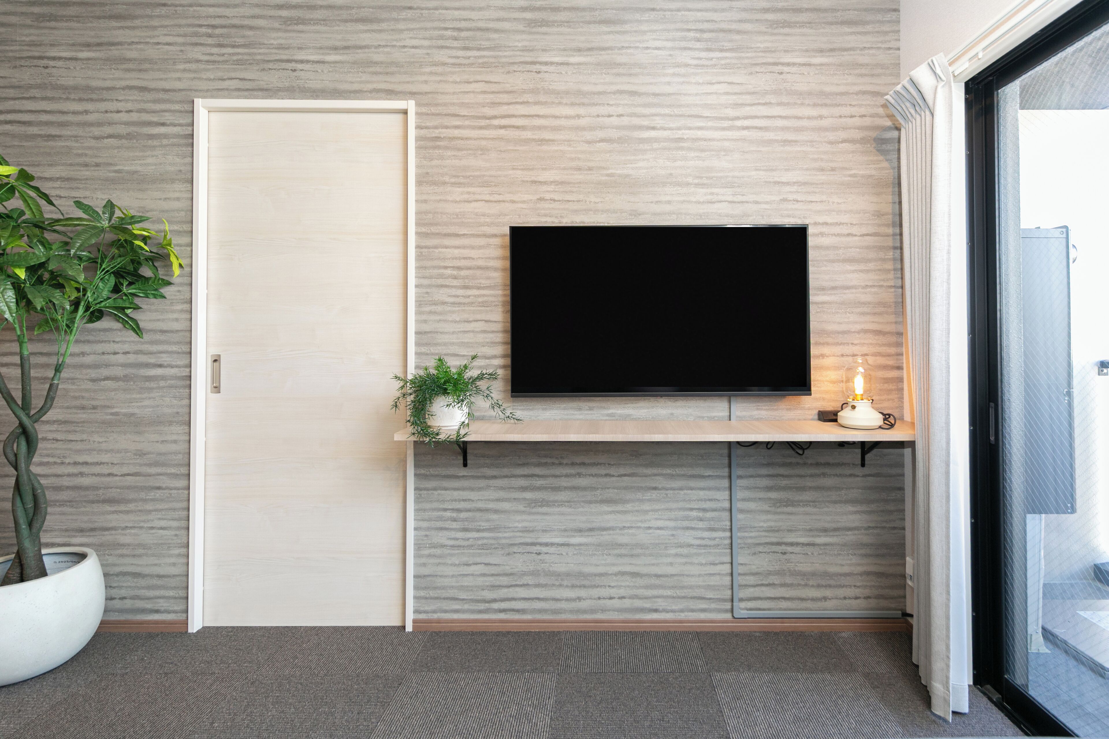 Superior-Suite, Nichtraucher, Stadtblick | Wohnbereich | 50-Zoll-Fernseher mit Digitalempfang