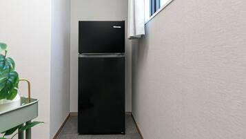 Kjøleskap, mikrobølgeovn og kjøkkenutstyr