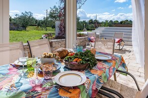 Outdoor dining - Trullo ConoSolo With Pool, Martina Franca, Italy (Martina Franca)