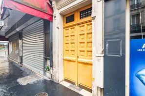 Exterior detail - Blueground | Porte de Clichy, view, nr Parc Monceau (Paris)