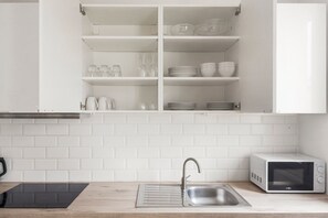 Fridge, microwave, oven, stovetop - Blueground | Porte de Clichy, view, nr Parc Monceau (Paris)