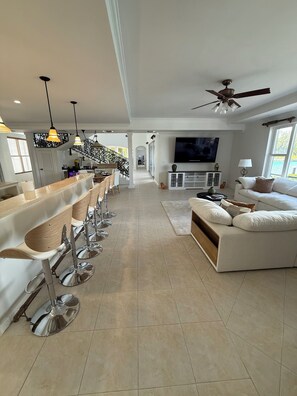 Smart TV - 4-bedroom estate in fantastic Freeport with cool AC (Freeport)