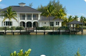 Exterior - 4-bedroom estate in fantastic Freeport with cool AC (Freeport)