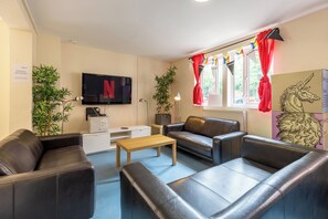 Lobby sitting area - Student Only Brooke Hall (London)