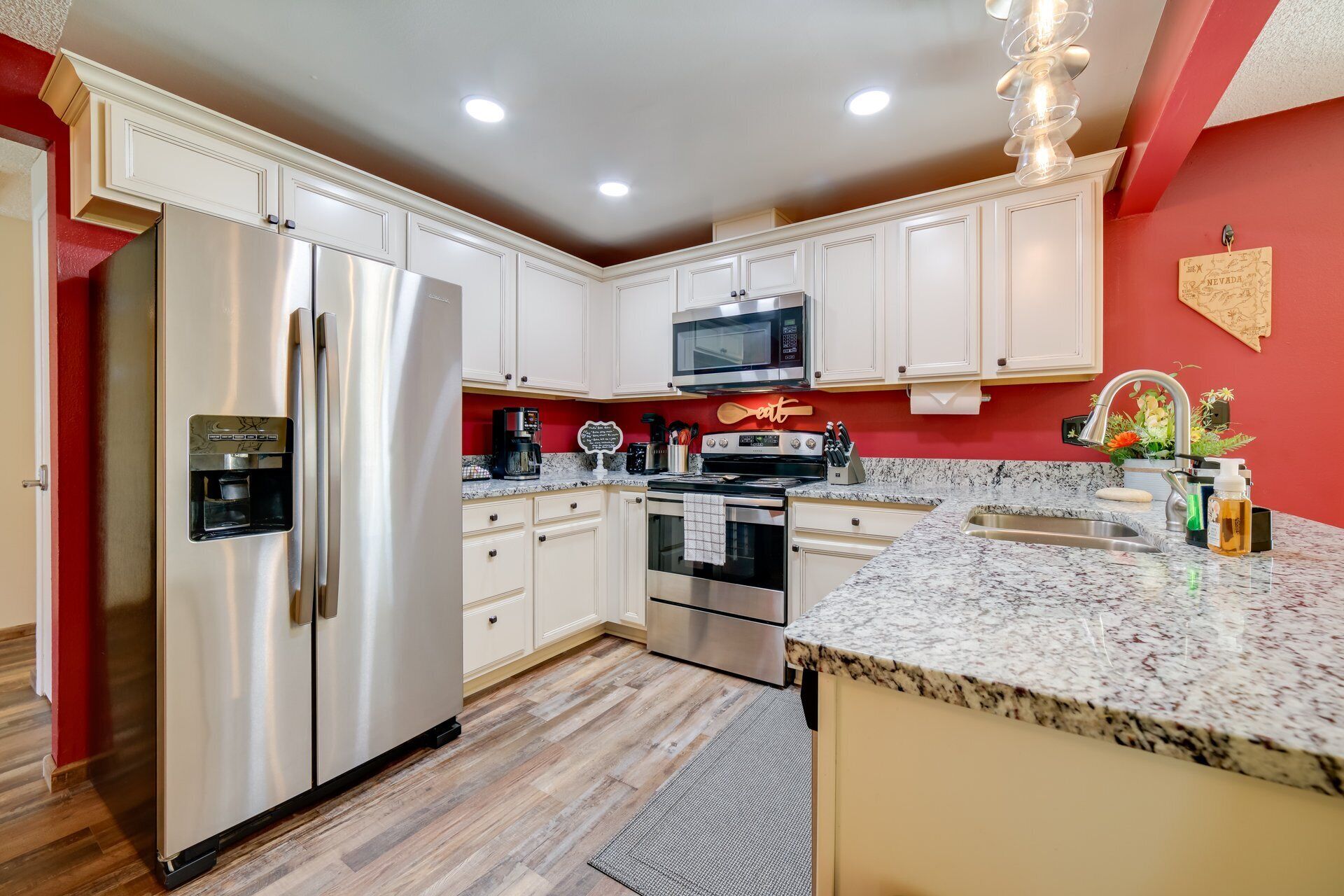 Kühlschrank, Mikrowelle, Ofen, Herdplatte