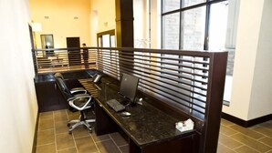 Un espacio de trabajo con escritorio, silla y ordenador portátil.