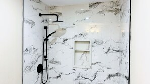 Douche, sèche-cheveux, serviettes fournies, savon