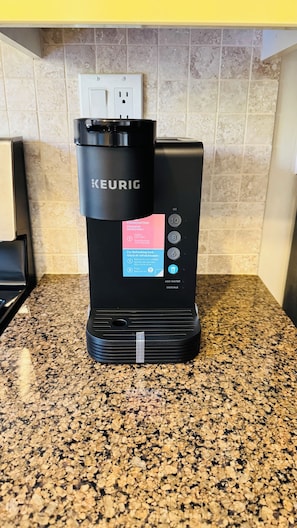 Coffee and/or coffee maker - Spacious, bright 4-Bed modern home in Oakville - Prime Location (Oakville)