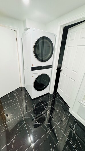 Interior - Spacious, bright 4-Bed modern home in Oakville - Prime Location (Oakville)