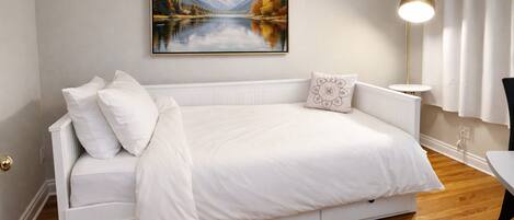 Bügeleisen/Bügelbrett, kostenloses WLAN, Bettwäsche