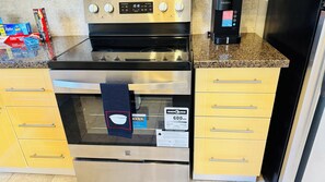 Fridge, microwave, oven, stovetop - Spacious, bright 4-Bed modern home in Oakville - Prime Location (Oakville)