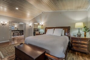 4 bedrooms, desk, iron/ironing board, travel cot - Lakefront Estate | Hot tub and Private Boat Dock (Hope)