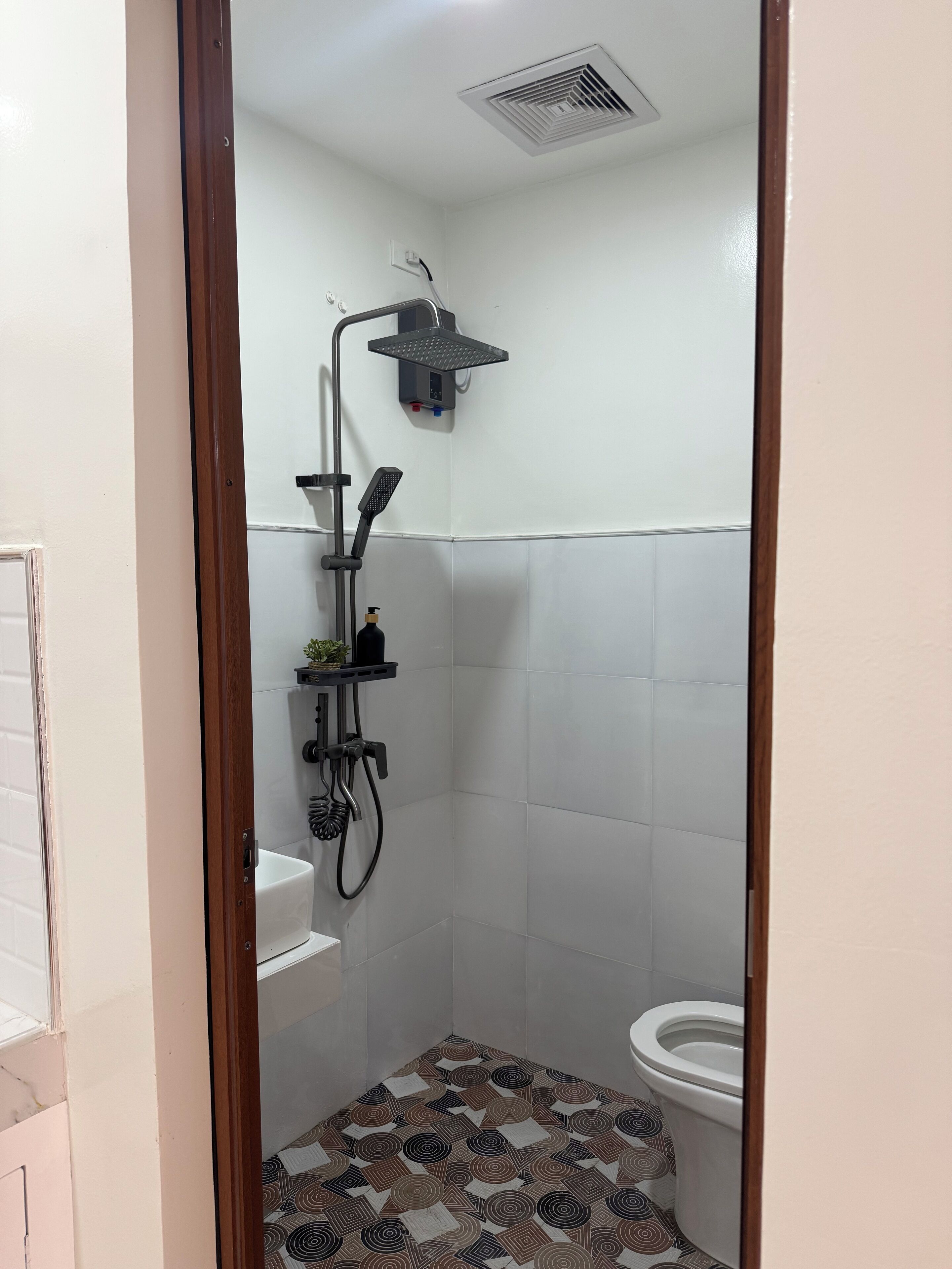 Shower, bidet, towels, soap