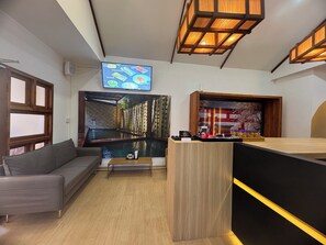 Reception - Nozawa Hostel and Onsen (Chiang Mai)