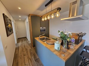 Fridge, microwave, cookware/dishes/utensils - Viva One - Vip Properties by Interhome (Albufeira)