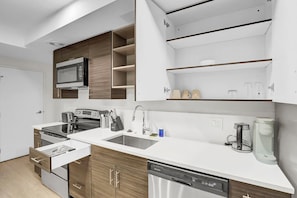 Private kitchen - Downtown Cleveland 2 BR 2Bath Rooftop Gym Near Stadium & East 4th Str. (Cleveland)