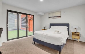 Iron/ironing board, WiFi, bed sheets - Downtown Cleveland 2 BR 2Bath Rooftop Gym Near Stadium & East 4th Str. (Cleveland)