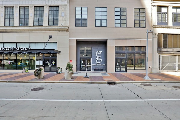 Exterior - Downtown Cleveland 2 BR 2Bath Rooftop Gym Near Stadium & East 4th Str. (Cleveland)