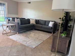 Smart-TV, Kamin, Tischfußball, Bücher