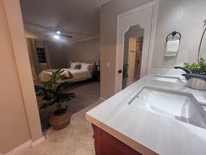 5 Schlafzimmer, Zimmersafe, Schreibtisch, Bügeleisen/Bügelbrett